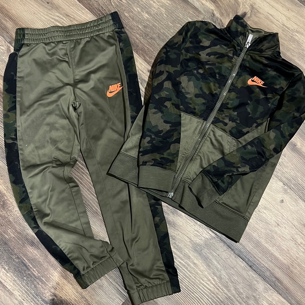 Boys Nike track suit. Size 6